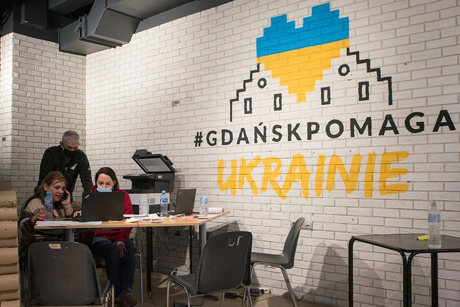 Punkt informacyjny akcji Gdańsk Pomaga przy ul. Karmelickiej 1, vis-à-vis Dworca PKP Gdańsk Główny 