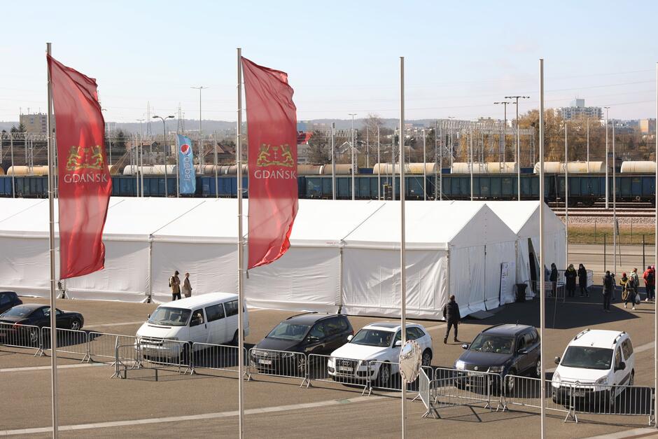 W ogromnym namiocie przy gdańskim stadionie zorganizowano materialną pomoc dla uchodźców z Ukrainy