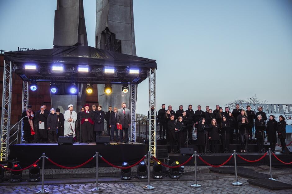 Międzywyznaniowa modlitwa o pokój w Ukrainie na Placu Solidarności, 28 marca 2022
