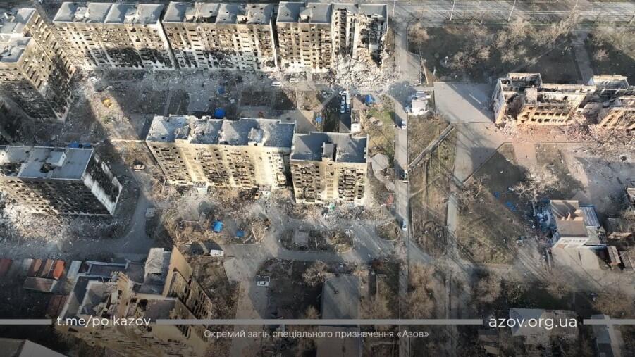 Mariupol znajduje się w okrążeniu już od 27 dni, w tym czasie znajduje się pod niemal ciągłym ostrzałem wojsk rosyjskich. Ogień skierowany został z premedytacją najpierw na obiekty infrastruktury miejskiej, a następnie na osiedla mieszkaniowe. Zniszczonych lub poważnie uszkodzonych jest 90 procent budynków. To zdjęcie wykonali przy pomocy drona obrońcy Mariupola z pułku Azov