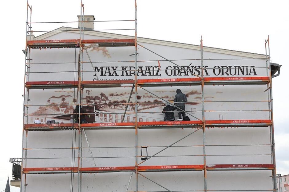 Prace nad muralem przy Trakcie św. Wojciecha potrwają do 2 kwietnia 2022. Realizuje je grupa Wakeuptime na zlecenie Gdańskich Nieruchomości