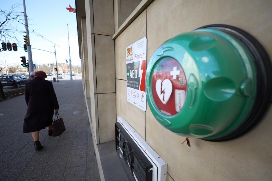 Urządzenie AED dostępne jest także na ścianie Urzędu Miejskiego w Gdańsku od strony ul. Nowe Ogrody
