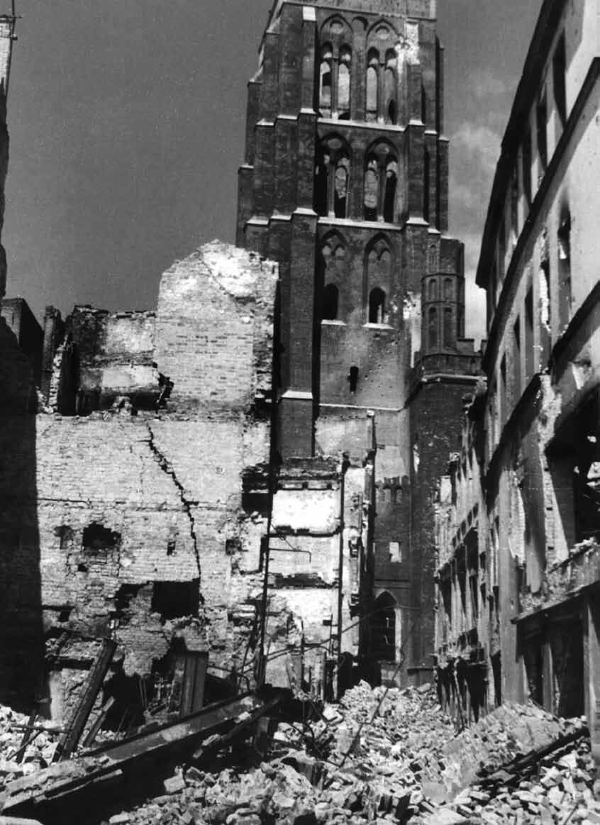 Zrujnowana ulica Kaletnicza; 1945