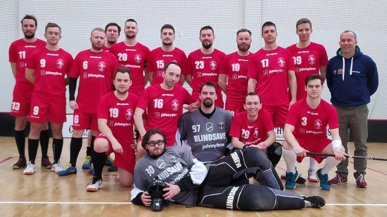 Unihokeiści JohnnyBros Olimpii Osowa Gdańsk zajęli piąte miejsce w rozgrywkach ligowych. Pierwszy z prawej grający trener 51-letni Paweł Ludwichowski, który przeszedł do historii jako najstarszy strzelec bramki w ekstralidze 