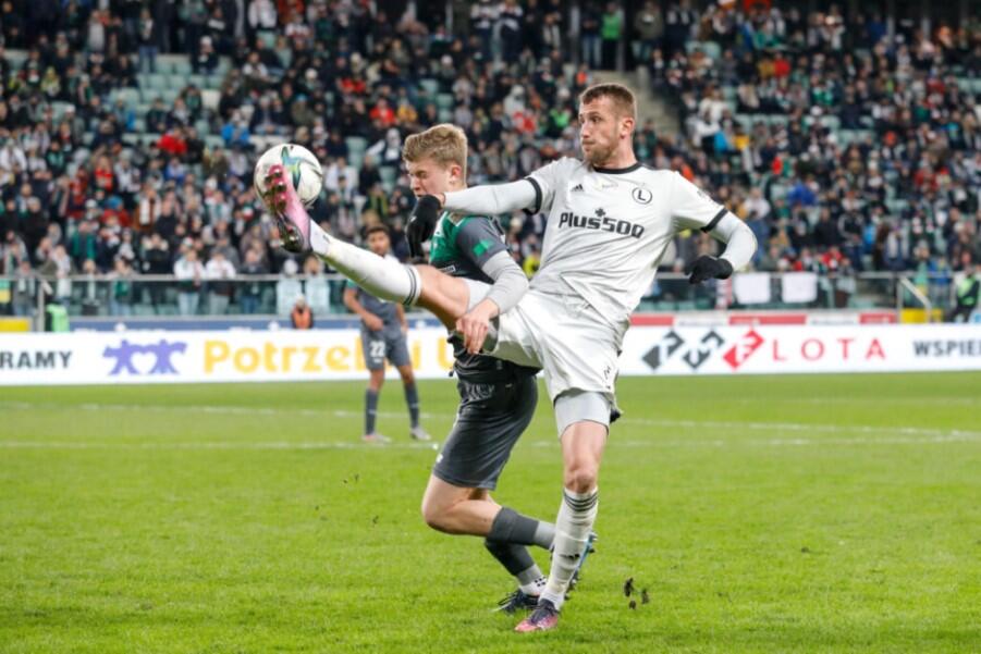 Po jesiennej przegranej w Gdańsku 3:1 Legia niestety zrewanżowała się Lechii wiosennym zwycięstwem w Warszawie 2:1. Nz. o piłkę walczą Thomas Pekhart i Jakub Kałuziński 