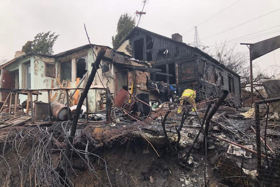 Zdjęcie przedstawia pozostałości spalonego domu