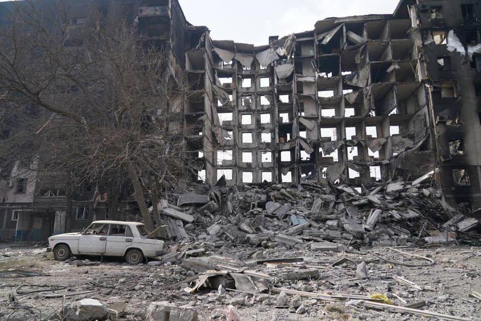 W Mariupolu rosyjski ostrzał zniszczył już ponad 80 procent budynków mieszkalnych. Miasto jest całkowicie odcięte od świata. Czy ma jeszcze szanse na ratunek?