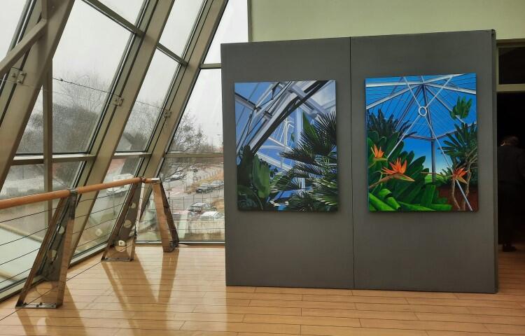 Wystawa w galerii Żak dodaje dodatkowych znaczeń pracom Żychlińskiej. Przestrzeń galerii tworzy dodatkową szkatułkową opowieść - tym razem obrazy zamknięto w szklanej ramie 