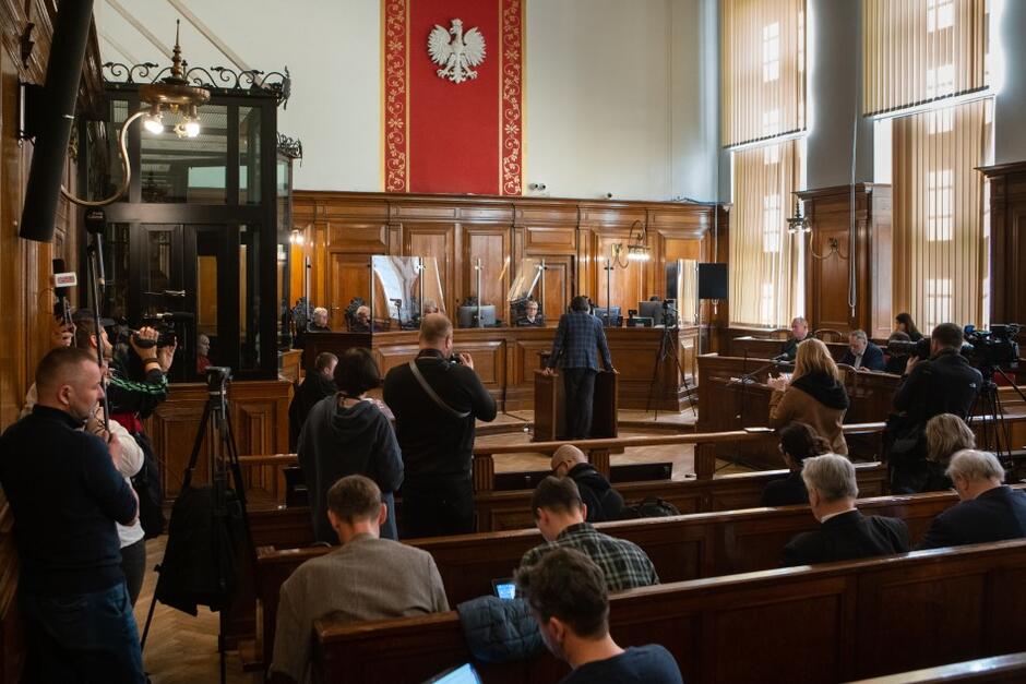 Widok ogólny sali rozpraw Sądu Okręgowego w Gdańsku, gdzie toczy się proces. Oskarżony Stefan W. trzymany jest w pancernej przeszklonej klatce, widocznej po lewej