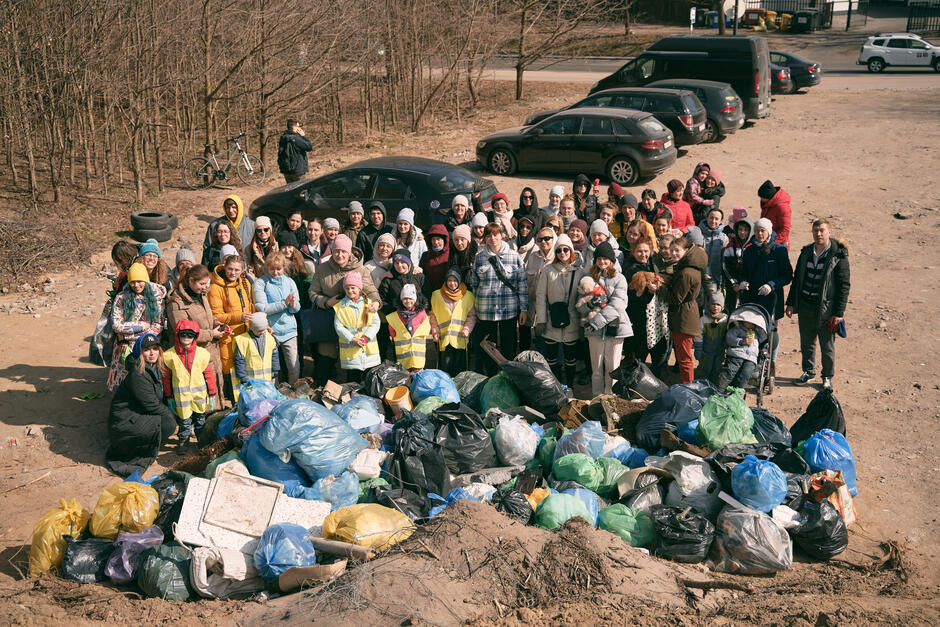 Migranci wojenni z Ukrainy postanowili odwdzięczyć się gdańszczanom za udzielaną pomoc. Społecznie posprzątali park leśny przy ul. Jaśkowa Dolina