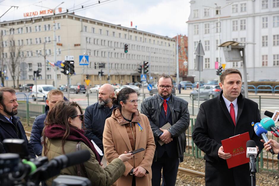 Uczestnicy konferencji. Na pierwszym planie Aleksandra Dulkiewicz i Piotr Borawski. W głębi od lewej Ryszard Gajewski, Karol Kalinowski, Krzysztof Domagalski oraz Marcin Dawidowski. fot. Dominik Paszliński