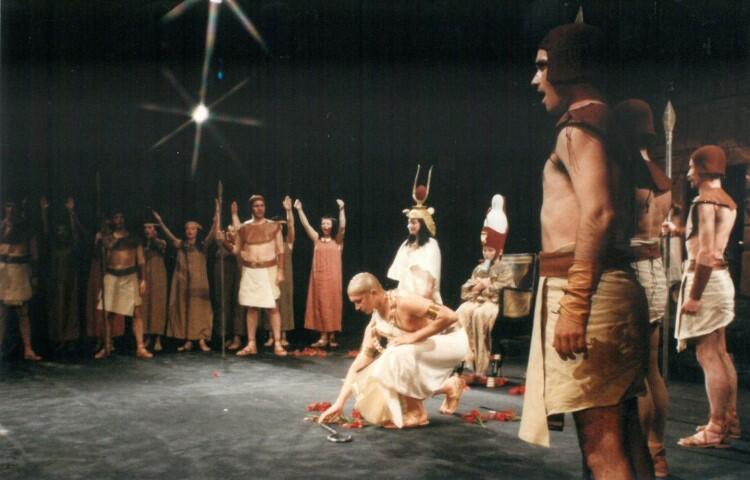 Również w latach 90. sięgnięto po ten utwór. Na zdjęciu: scena zbiorowa, inscenizacja spektaklu w Operze Bałtyckiej w 1993 r.