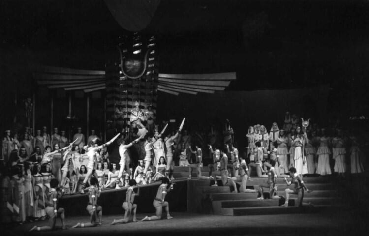 W Gdańsku Aidę  wystawiono po raz pierwszy w 1960 roku. Na zdjęciu: scena zbiorowa z pierwszej inscenizacji spektaklu w Operze Bałtyckiej (1960 r.)