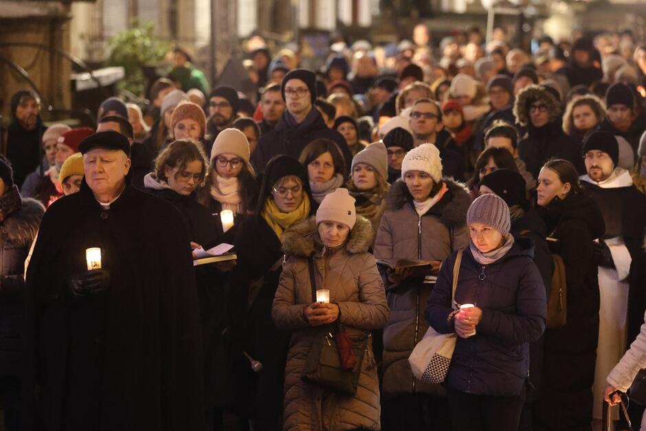 Wierni podczas tegorocznej Drogi Krzyżowej modlili się o pokój na Ukrainie