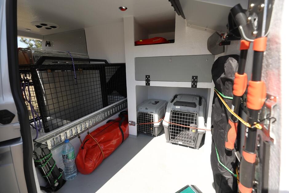 Wnętrze ambulansu dla zwierząt, który oficjalnie przekazano straży miejskiej dla jej Ekopatrolu 