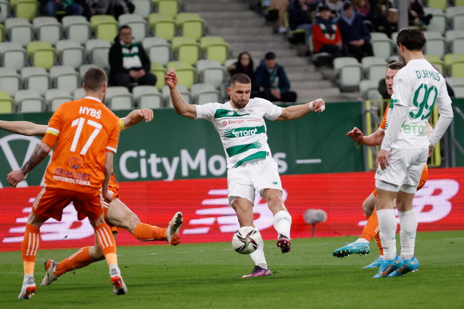 Łukasz Zwoliński strzela na 1:0 i ...