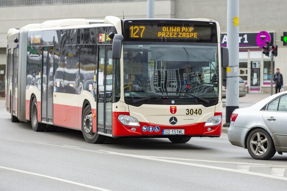 Gdański autobus linii 127 na trasie