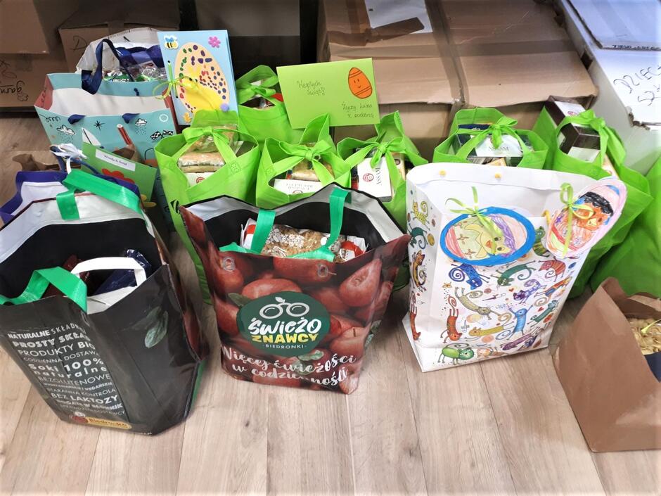 Paczki świąteczne z żywnością od gdańszczanek i gdańszczan, dla osób starszych - fot. MOPR Gdańsk