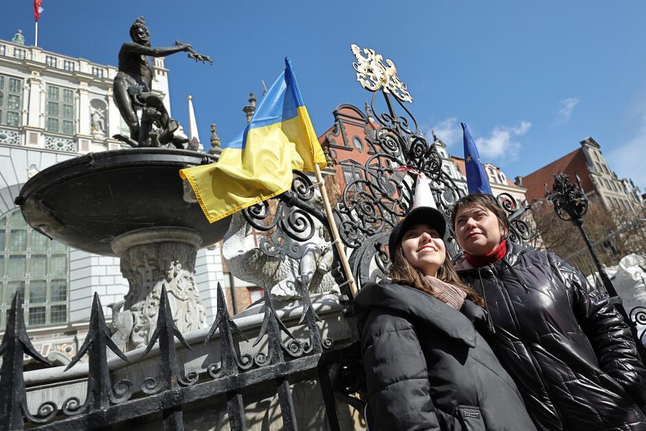 Marina Jurczenko (po prawej) i jej mama Luba przed fontanną Neptuna, fot. G. Mehring