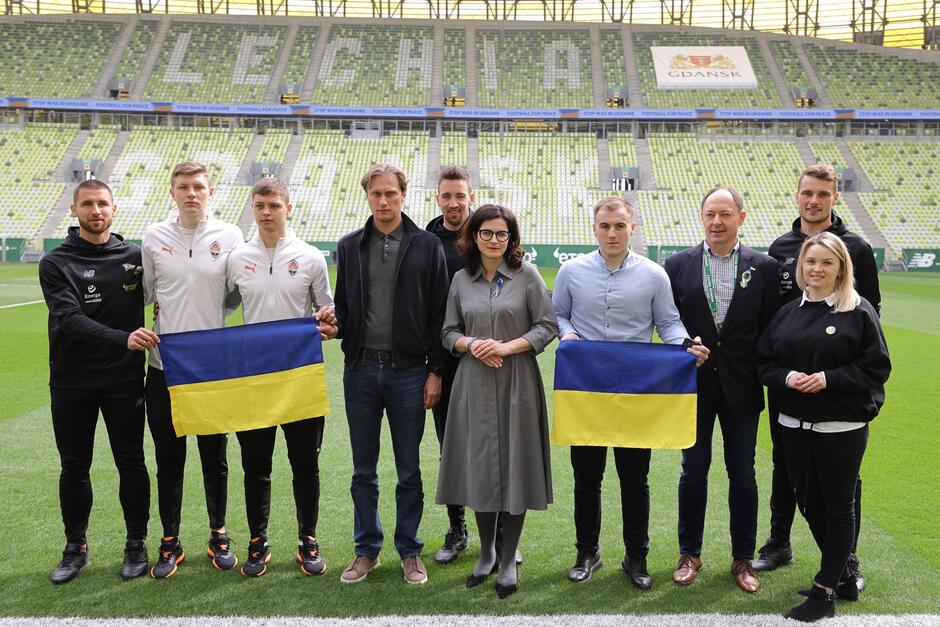 Od lewej: Łukasz Zwoliński, Artem Bondarenko, Valerii Bondar, Dmytro Kyrylenko, dyrektor Szachtara Donieck, Mario Maloca, Aleksandra Dulkiewicz, prezydent Gdańska, Oleksandr Martisiniv, wicekonsul Ukrainy w Gdańsku, Michał Hałaczkiewicz, wiceprezes Lechii Gdańsk, Michał Buhalik oraz Dobrawa Morzyńska, wiceprezes Fundacji Gdańskiej. Fot. Grzegorz Mehring
