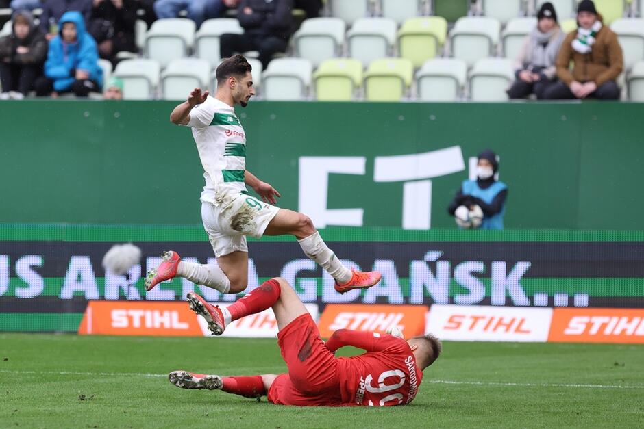 W październiku Zabrzanie gościli w Gdańsku. Mecz zakończył się wtedy remisem 1:1. Nz. Ilkay Durmus w walce o piłkę z bramkarzem Górnika, Grzegorzem Sandomierskim 