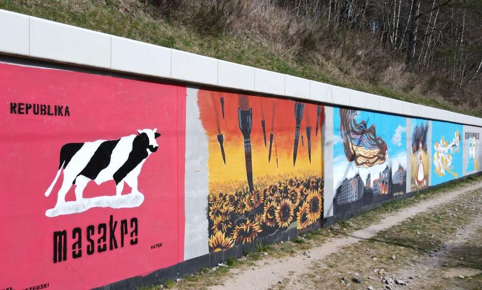 Murale na murze oporowym przy stacji PKM Gdańsk Jasień