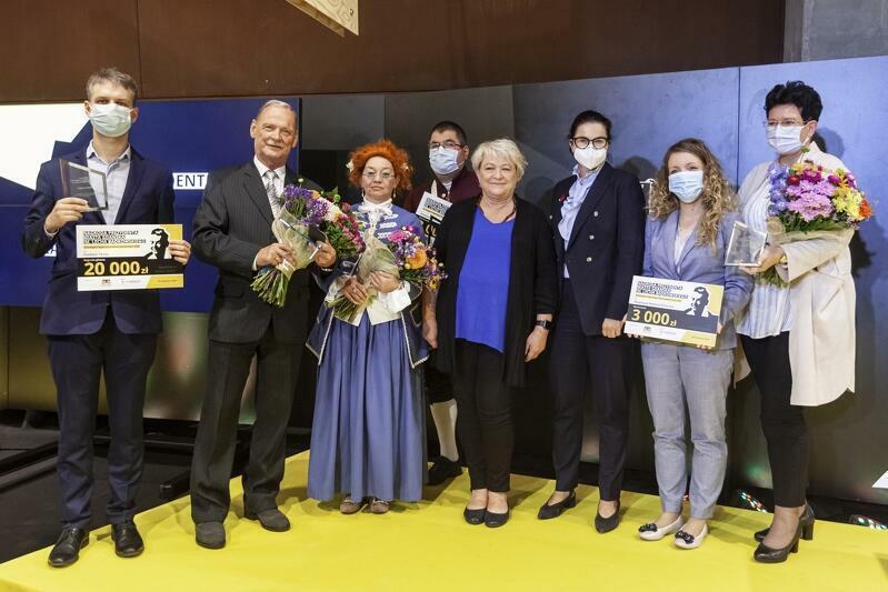 Wspólne zdjęcie Prezydent Miasta Gdańska z laureatami Nagrody im. Bądkowskiego za działalność w roku 2020. Uroczystość odbyła się w Europejskim Centrum Solidarności