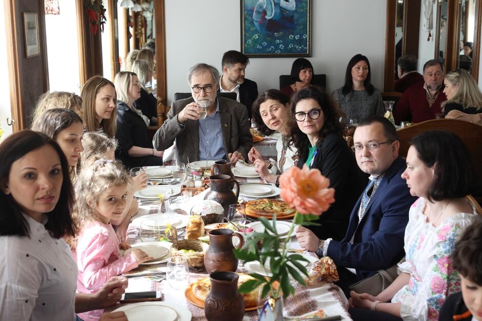 Wspólne świąteczne zdjęcie mariupolskich rodzin z prezydent Aleksandrą Dulkiewicz i konsulem Ołeksandrem Plodistyiem. Goście z Mariupola otrzymali zająca  - paczki z wielkanocnymi prezentami