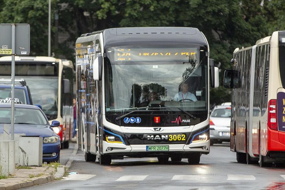 Autobus elektryczny MAN Lion’s City E podczas testowych kursów na gdańskich ulicach w sierpniu 2021 roku