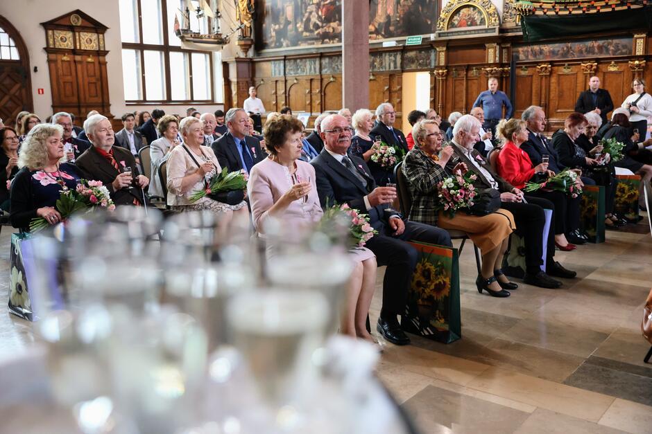 Jubileusz ma uroczystą oprawę, a celebrujący małżonkowie pieczętują swoją miłość kieliszkiem szampana