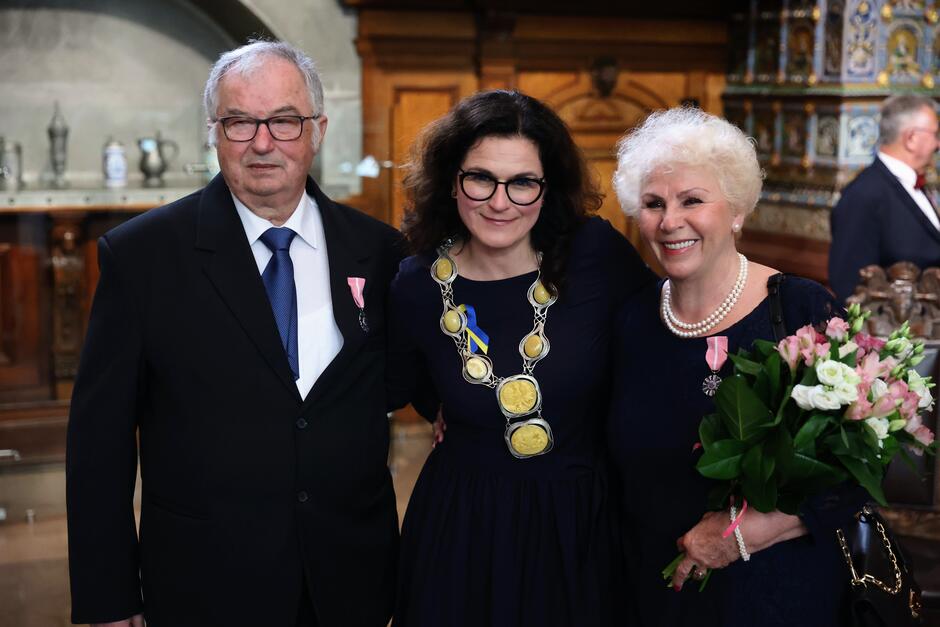 W ostatni poniedziałek w Dworze Artusa przy ulicy Długi Targ odbyły się uroczystości jubileuszowe par małżeńskich obchodzących pięćdziesięcio-, pięćdziesięciopięcio-, sześćdziesięcio- lecie pożycia małżeńskiego. Nz. jedna z par obchodzących Złote Gody, i prezydent Aleksandra Dulkiewicz