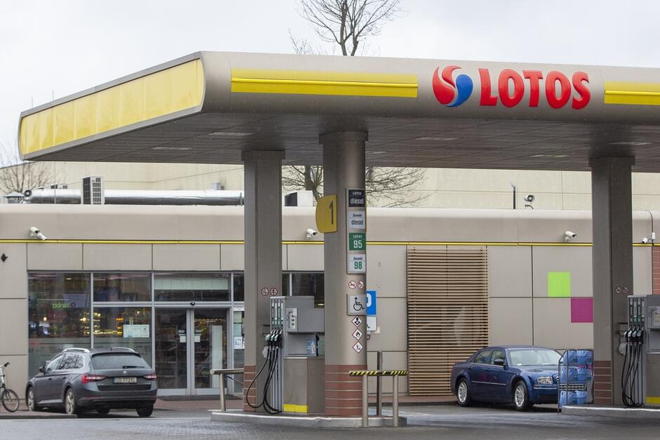 Według planów rządu i płockiego Orlenu węgierski koncern MOL przejmie m.in. 417 stacji paliwowych Lotosu