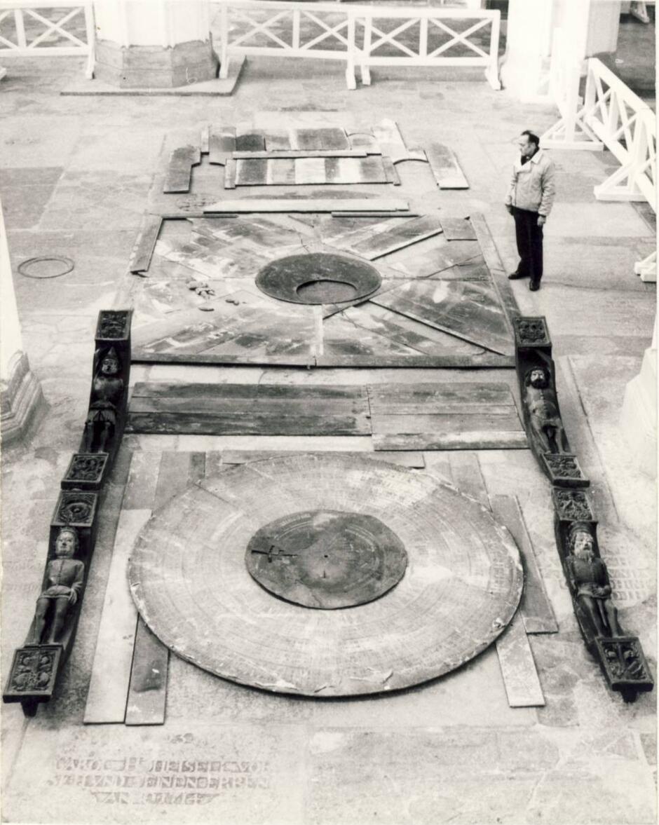 W Kościele Mariackim, początek odbudowy zegara astronomicznego; 1986