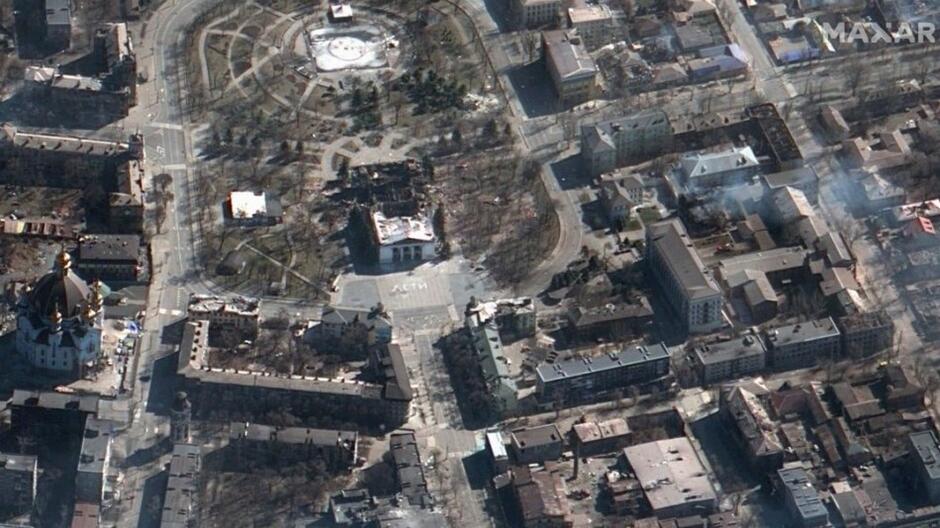 Mariupol jest obecnie miastem wymarłym i zrujnowanym. Trudno znaleźć budynek, który by nie ucierpiał wskutek rosyjskiego ostrzału. Centralnie na zdjęciu widać zburzony gmach Teatru Dramatycznego, który Rosjanie zbombardowali, choć wiedzieli że schroniło się tam około tysiąca cywili - zginęło co najmniej 300 osób 