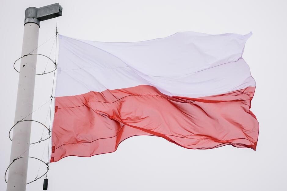 Flaga Rzeczpospolitej Polskiej na maszcie Góry Gradowej. Dzisiaj w samo południe odbędzie się uroczyste podniesienie Biało-Czerwonej na ten najwyższy w Gdańsku, 42-metrowy, maszt 