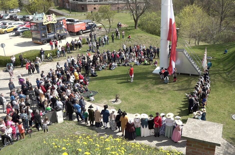 W Dzień Flagi RP biało-czerwoną flagę wciągnięto na 42-metrowy maszt na Górze Gradowej. Wydarzenie cieszyło się zainteresowaniem mieszkańców i turystów