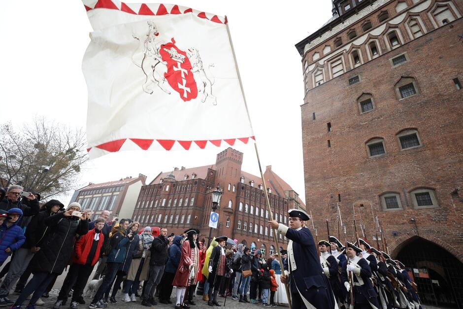 O uroczystą zmiana warty zadbali członkowie Stowarzyszenie Garnizon Gdańsk