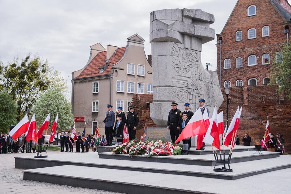Pomnik Tym co za polskość Gdańska . To odbywa się uroczystość związana z rocznicą zakończenia II wojny światowej