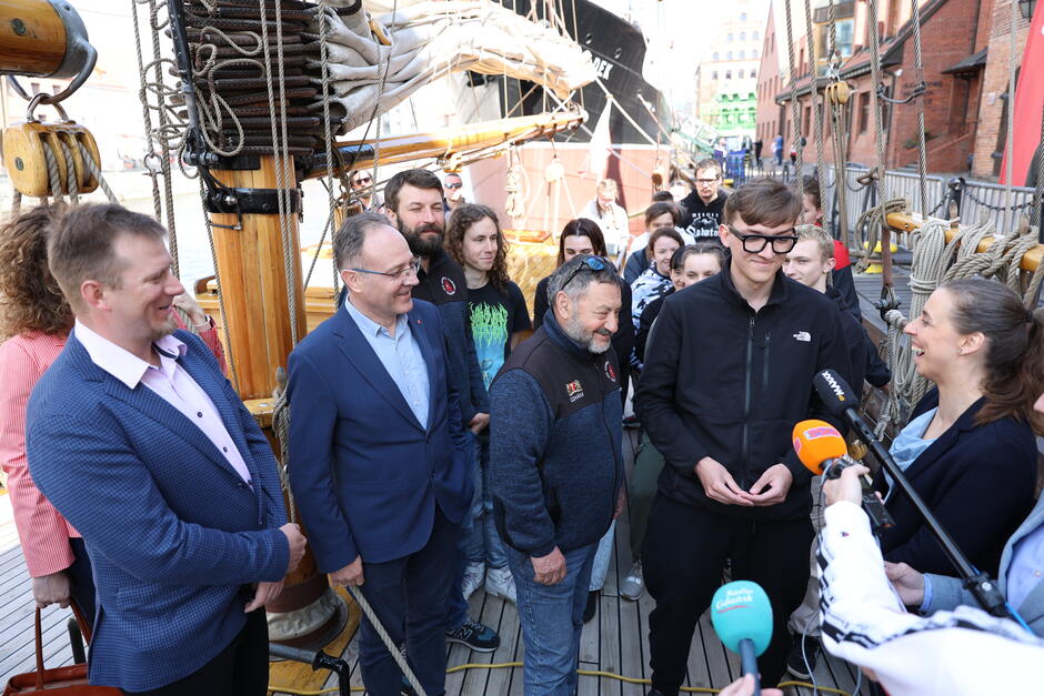 Uczestnicy konferencji o Programie Edukacji Morskiej na pokładzie żaglowca STS Generał Zaruski . Fot. Dominik Paszliński