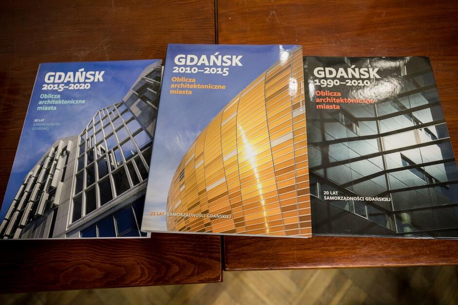 Do tej pory Urząd Miejski w Gdańsku opublikował trzy albumu z cyklu Oblicza architektoniczne miasta 