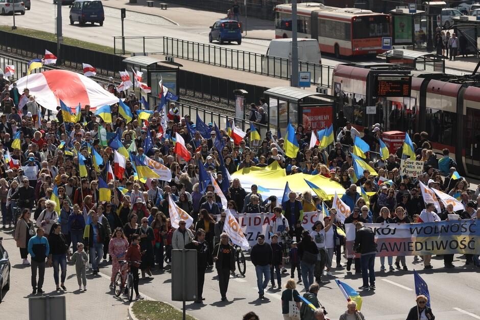 Marsz Pokoju dla Ukrainy odbył się zaraz po zakończeniu wspólnego śpiewania 