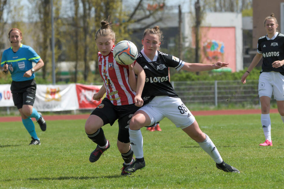 Zuzanna Grzywińska (walczy o piłkę, w czarnej koszulce) zdobyła pierwszego gola dla gdańskiej drużyny 