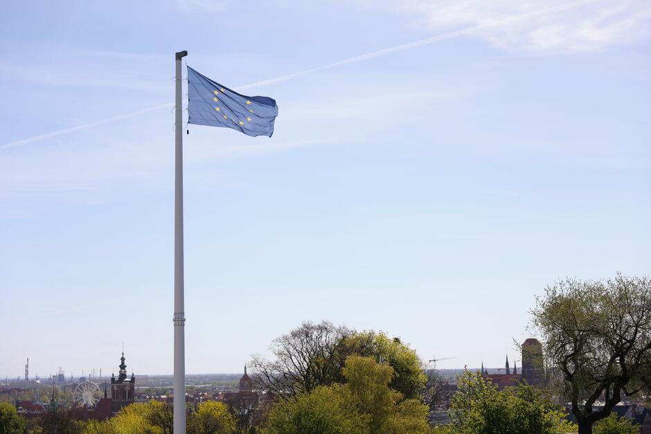 Flaga UE na Górze Gradowej, fot Dominik Paszliński