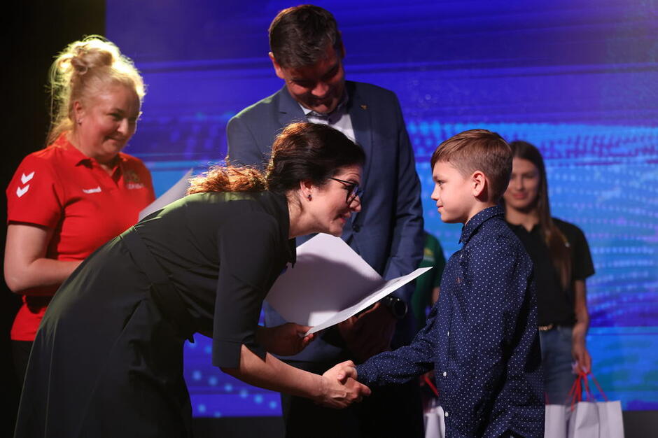 Aleksandra Dulkiewicz wręcza nagrodę jednemu z laureatów Gdańskiej Gali Sportu Młodzieżowego