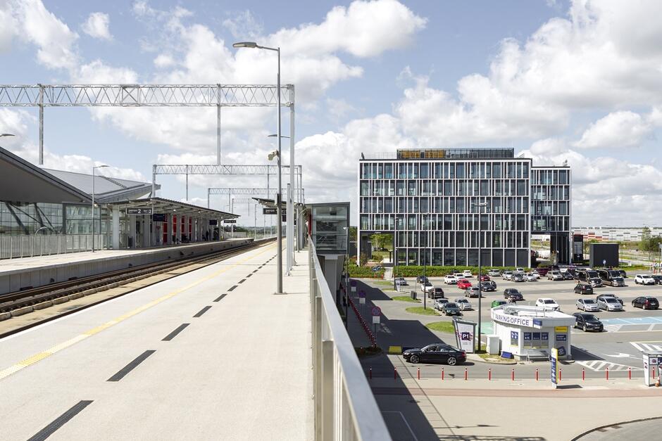 Biurowiec Alpha powstał w bezpośrednim sąsiedztwie Terminala Portu Lotniczego Gdańsk i stacji kolejowej PKM