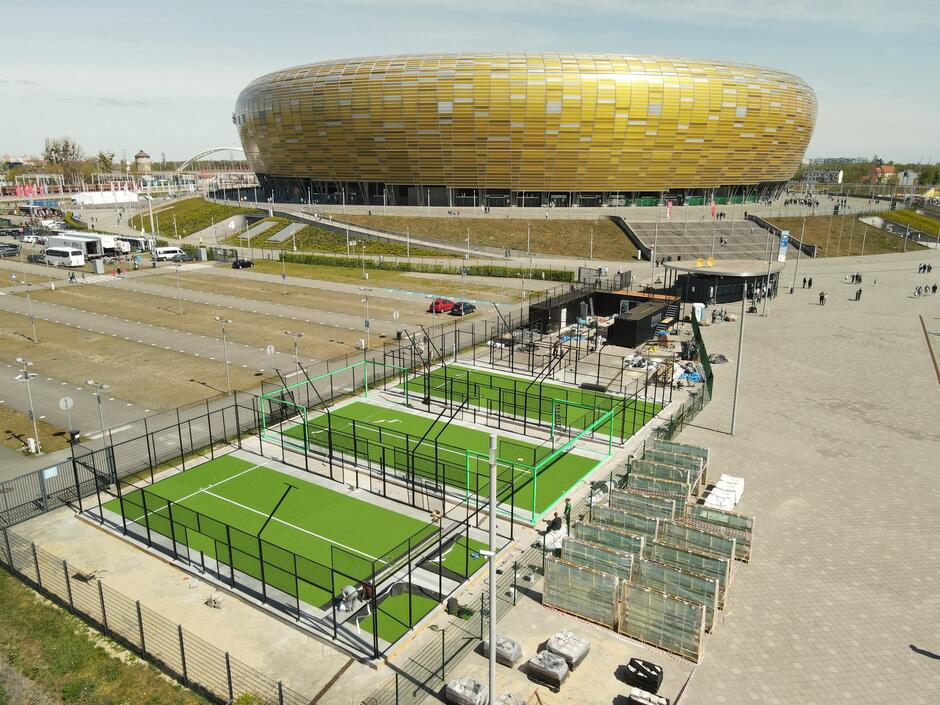 Centrum sportowe powstało przy gdańskim stadionie, w jego ramach funkcjonują trzy korty do gry w padla