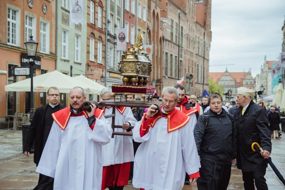 Tradycyjna pielgrzymka na ulicach Gdańska z relikwiami św. Wojciecha