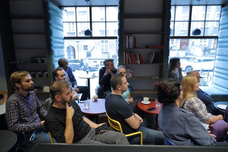Cafe Oficyna to kameralna przestrzeń, gdzie czekają półki wypełnione książkami, i odbywają się ciekawe spotkania