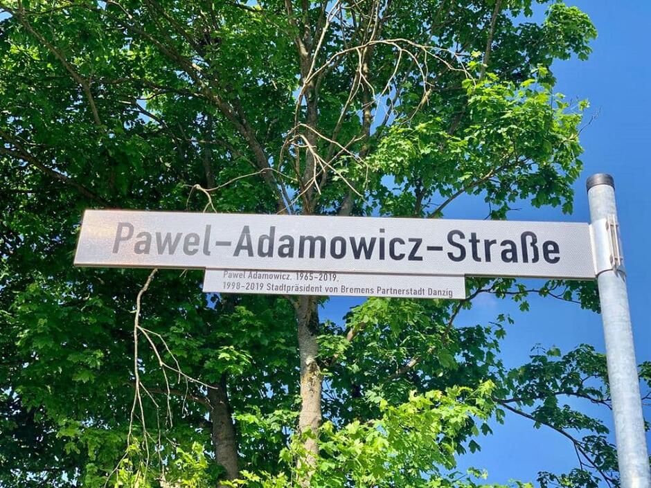 Podpis pod nazwą ulicy informuje, że jej patron był prezydentem partnerskiego miasta Bremy - Gdańska. 