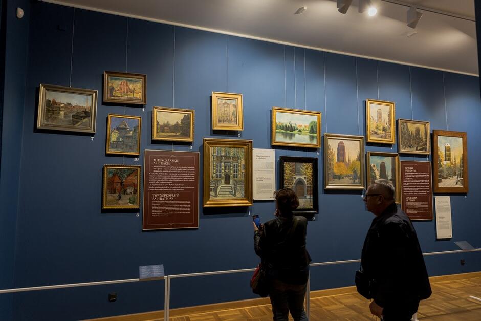 W Sali Rycerskiej Dworu Artusa podczas premiery Galerii Malarstwa pokazano wystawę, na której zgromadzono ponad 40 obrazów oraz grafik i akwarel przedstawiających przedwojenny Gdańsk